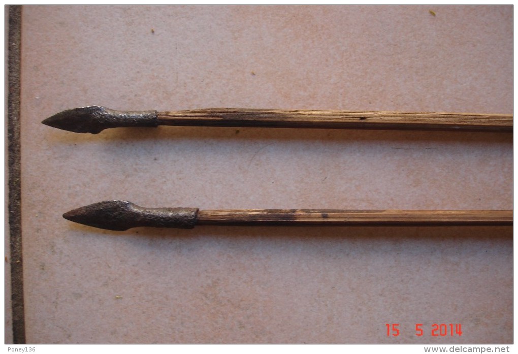 2 Flèches Origine Africaine L:58,5 Cms ,pointes: 4,5 Cms . - Knives/Swords