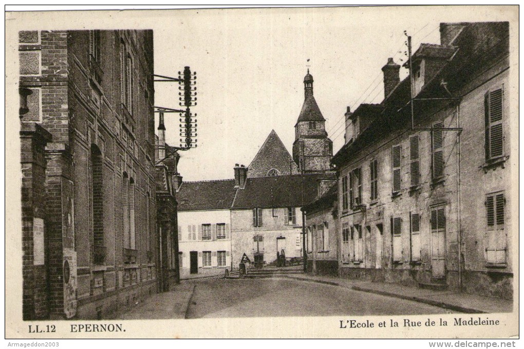 K80  /  DEPT 28 RARE CPA EPERNON RUE DE LA MADELEINE ET ECOLE NEUVE - Epernon