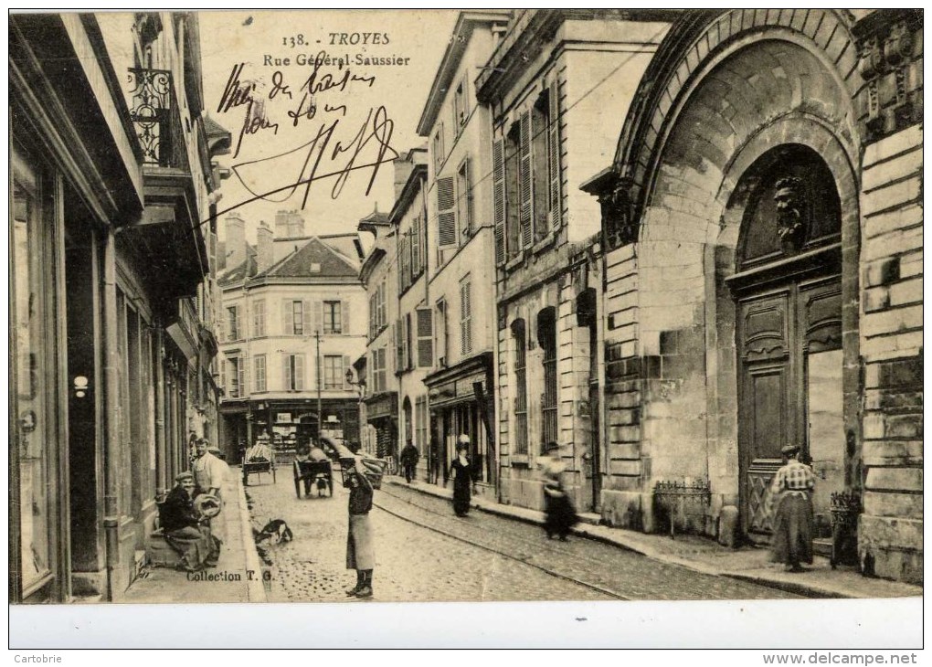 10-TROYES-Rue Général Saussier-Très Animée- - Troyes