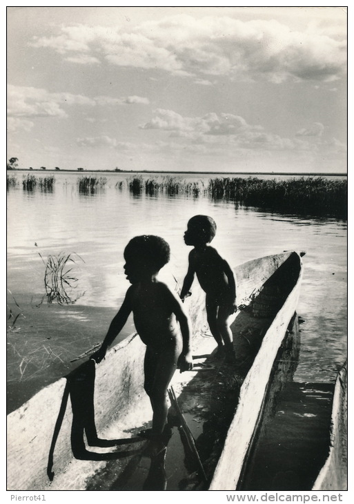 AFRIQUE - ZAMBIE - Fleuve ZAMBÈZE - Au Coucher Du Soleil à SENANGA (enfants Nus Dans Pirogue) - Zambia