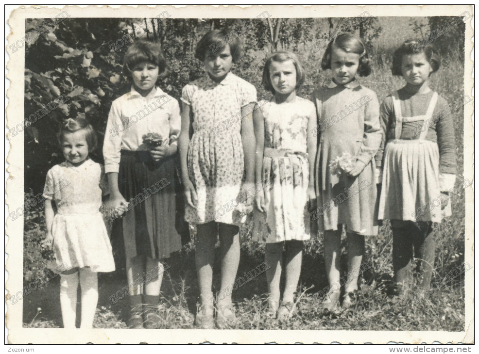 REAL PHOTO.Kid Girls With Bouquet Of Flowers , Fillettes  Old ORIGINAL - Anonyme Personen