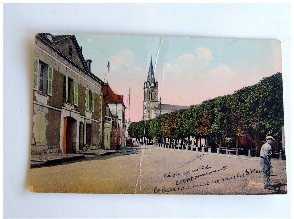 Carte Postale Ancienne : YZEURES : La Place , Animé - Sonstige & Ohne Zuordnung