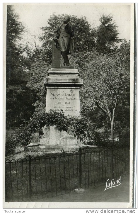 CPSM 42 MONTBRISON STATUE ELEVEE A VICTOR DE LAPRADE DANS LE JARDIN D ALLARD 1952 - Montbrison