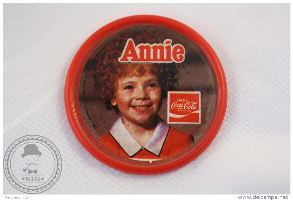 Rare Collectible Coca Cola Badge - Annie From The 1982 Musical Movie - Coca-Cola