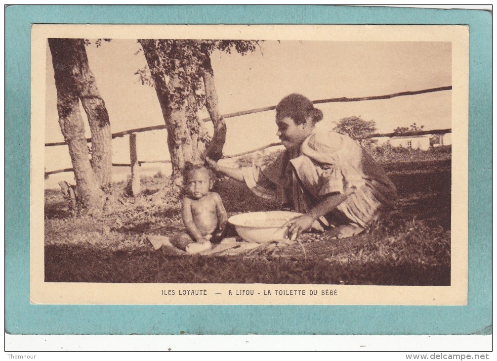 ILES  LOYAUTE  -  A  LIFOU  -  LA  TOILETTE  DU  BEBE  -  1963  - - Nouvelle-Calédonie