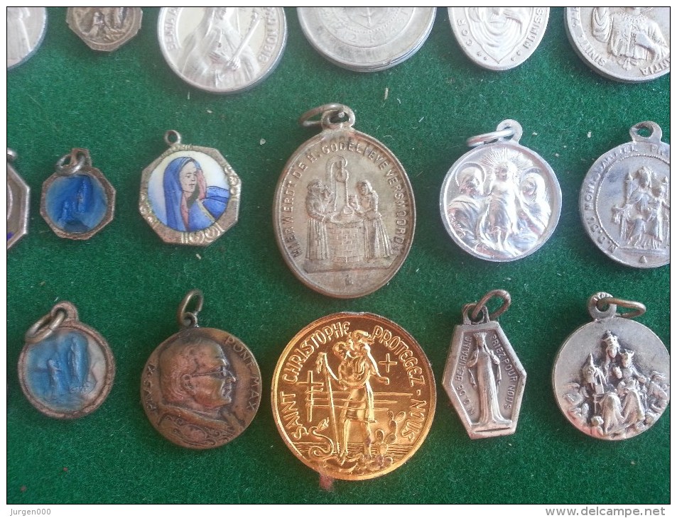 Lot medailles Lourdes, Sint Christoffel, enz., +70 stuks (medailles0178)