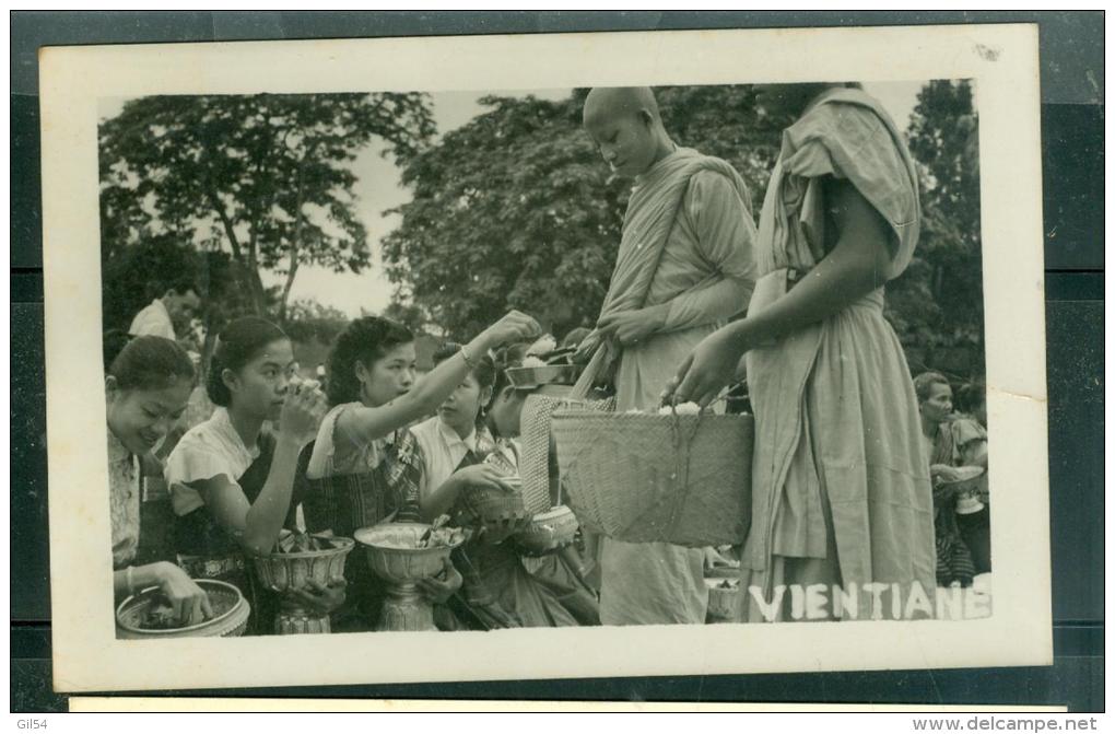 Cpa Photo De Ventiane - Bonzes Recevant Des Oboles     - Lfh169 - Laos