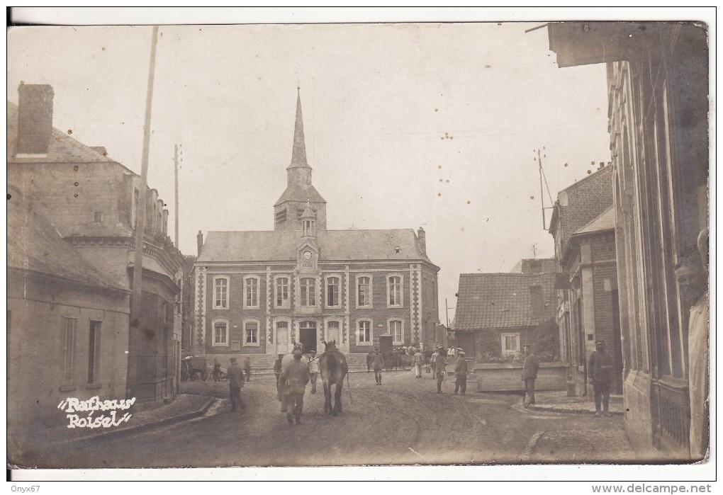 Carte Postale Photo Militaire Allemand ROISEL (Somme) Troupe Allemande Devant La Mairie-Feldpost - 2 SCANS - - Roisel