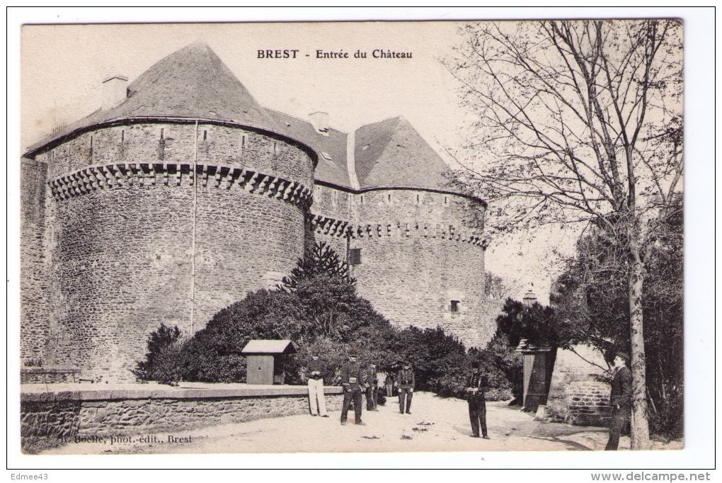 CPA Brest, Entrée Du Château, Militaires - Brest