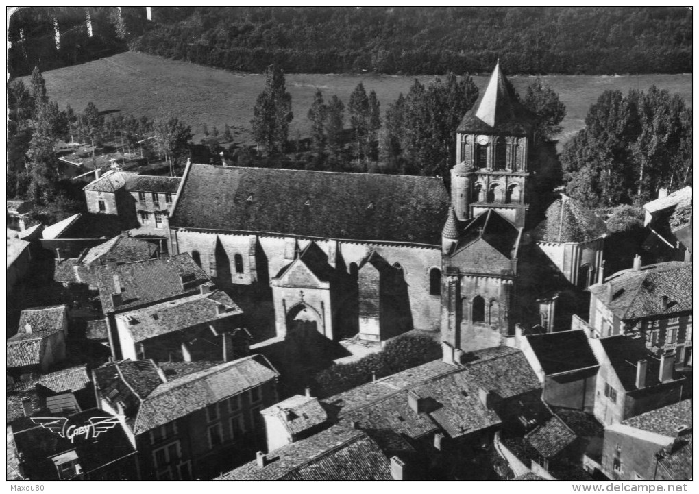 LUSSIGNAN - La France Vue Du Ciel ..... Eglise Romane - 1960 - - Lusignan