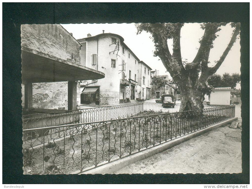 CPSM - Sarrians (84) - La Lavoir Et La Place (voiture  Camionnette Peugeot  Ed. CELLARD) - Sarrians