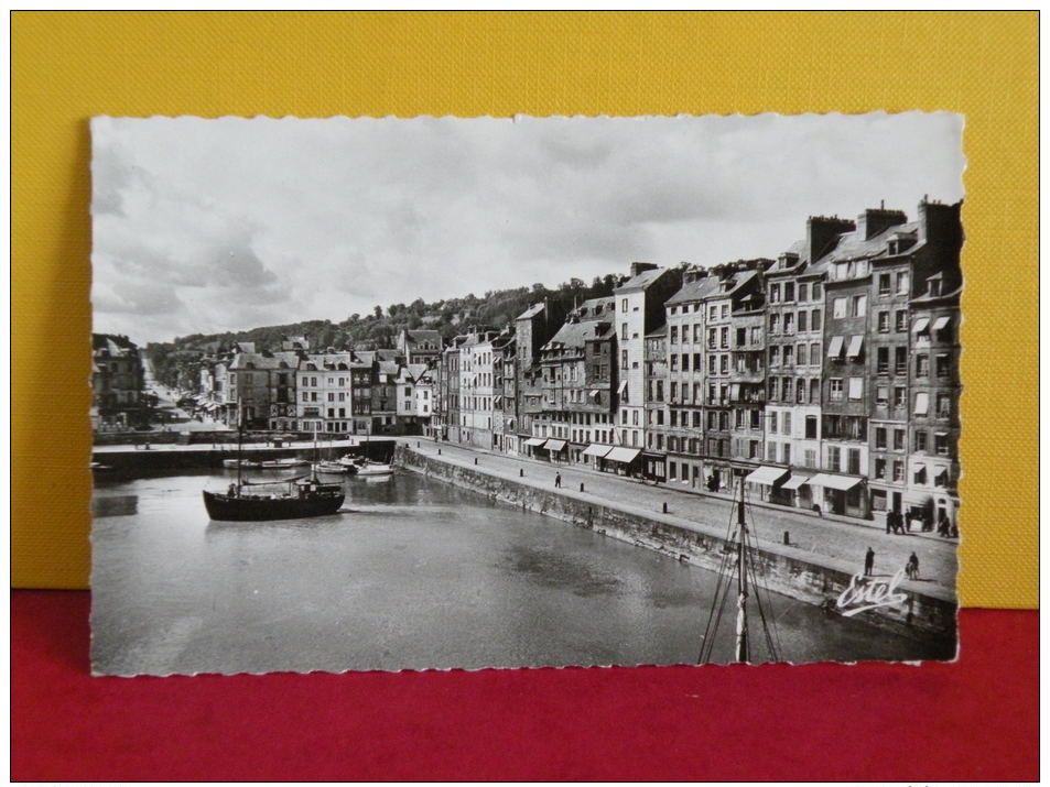 CPA,  Honfleur 14 - Les Façades Typiques Du Quai Saint-Catherine- Non Circulé - Honfleur