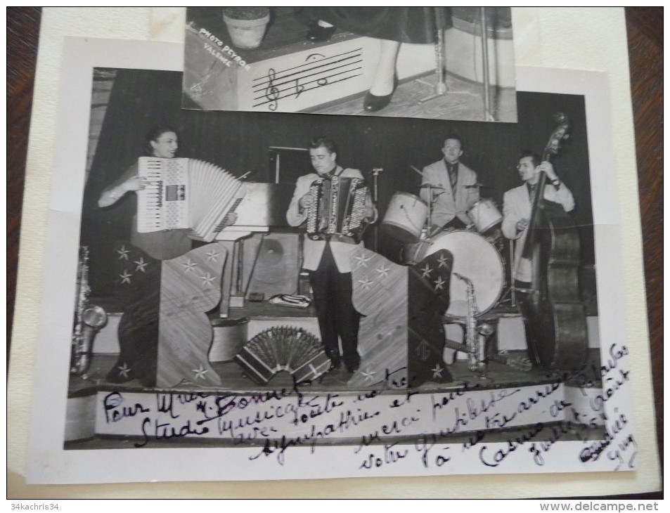 Photos Collées Sur Carton Et Dédicacées Par Andrée Guy. Accordéoniste. - Fotos