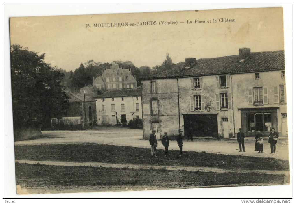 MOUILLERON En PAREDS. - La Place Et Le Château - Mouilleron En Pareds