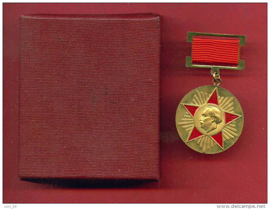 M124 / BOX + " Plaque 1923 -1944 - CENTRAL COMMITTEE Fighters Against Fascism And Capitalism " Medal  Bulgaria Bulgarie - Other & Unclassified