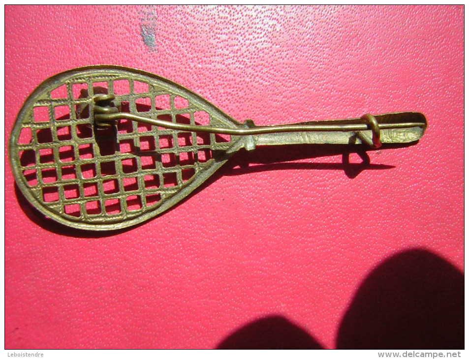 ANCIENNE  BROCHE  FORME RAQUETTE DE TENNIS AVEC UN BRILLANT - Bekleidung, Souvenirs Und Sonstige