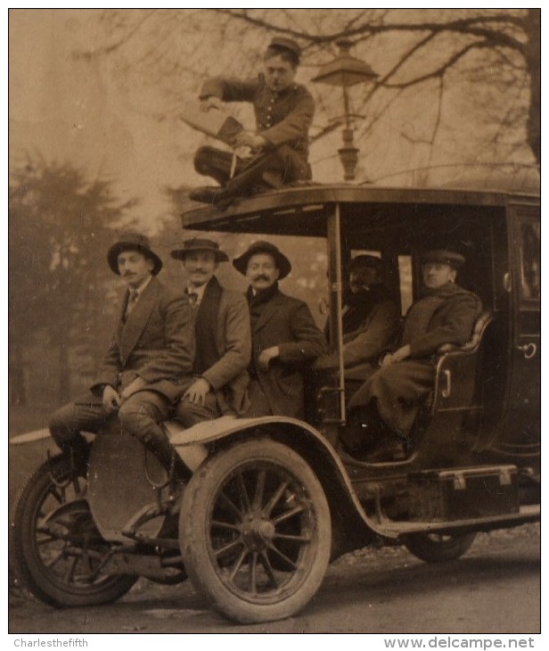 SUPERBE CARTE PHOTO COMIQUE * VIEILLE VOITURE SURCHARGEE ET PICCOLO GARAGISTE VERSANT DE L´HUILE - Autres & Non Classés