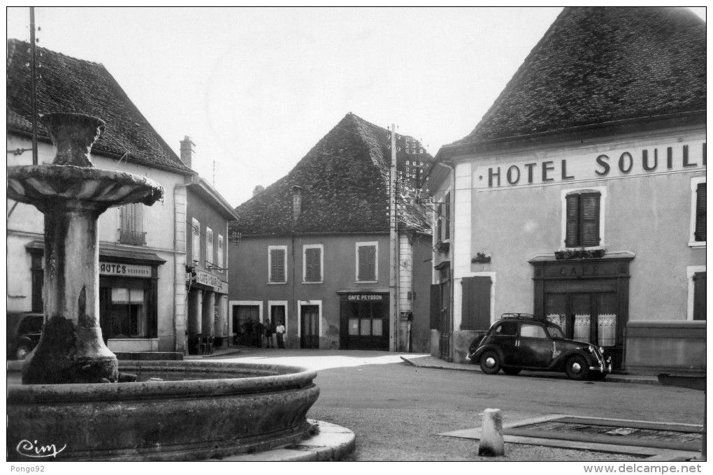 Cpsm 1959, AOSTE, Isère, La Place Avec La Juvaquatre Devant L'hôtel Souill..( 35.27) - Autres & Non Classés