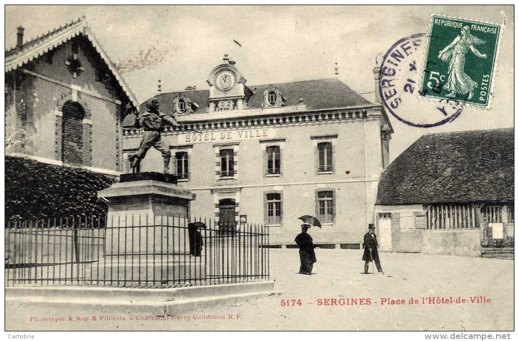 89 - SERGINES - Place De L'Hôtel-de-Ville - Animée - Sergines