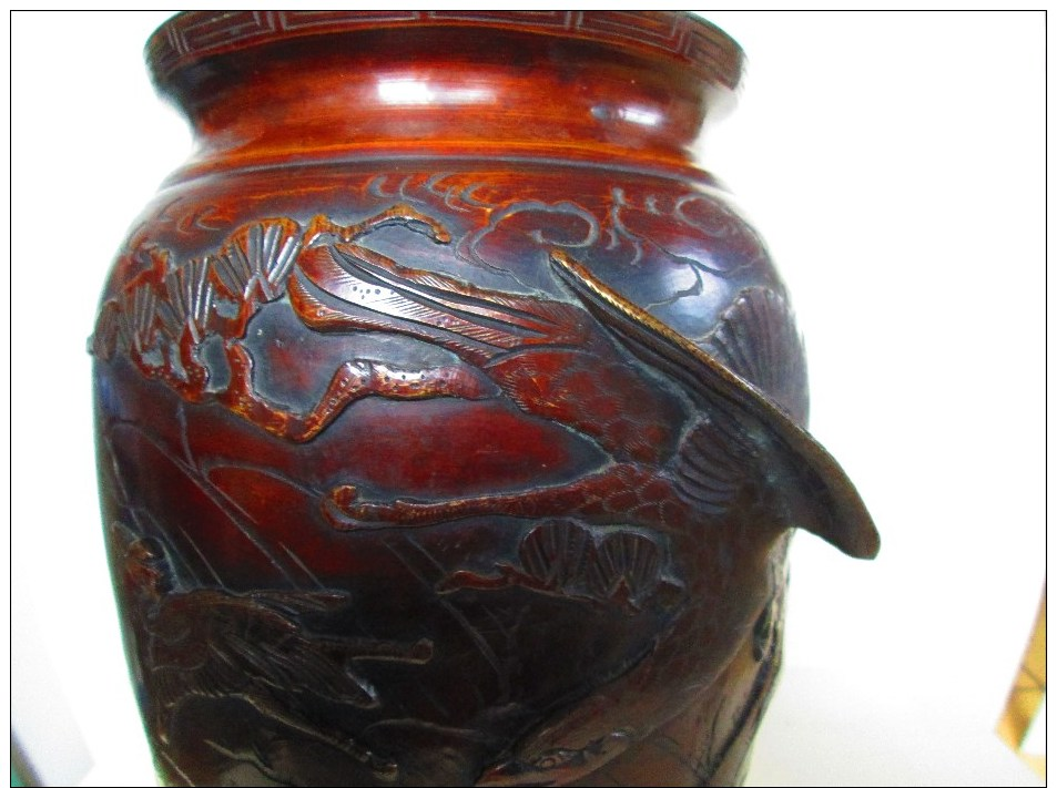 Grand Vase INDOCHINE  XIXè Siècle , En BRONZE , Signé , Décors D'arbres Et D'oiseaux En Relief - Asian Art