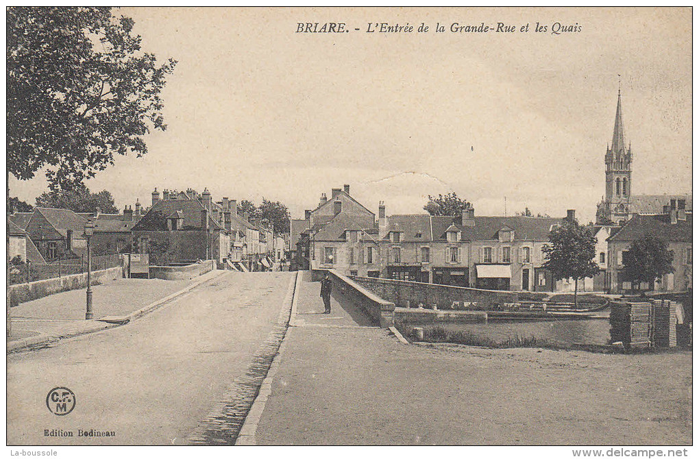 45 BRIARE -  L'entrée De La Grande Et Les Quais - Briare