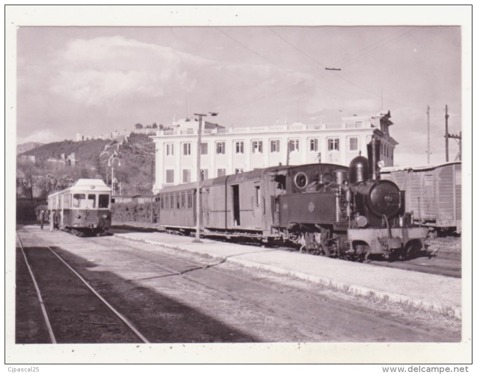 CHEMINS DE FER - TRAINS - CPM - EN GARE DE MALAGA-SUBURBANOS, TRAIN POUR COIN ET AUTORAIL POUR FUENGIROLA - 13.03.1962 - - Trains