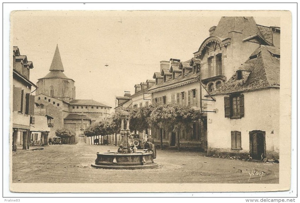 SAINT SAVIN -LA PLACE DU VILLAGE -Hautes Pyrénées (65) - - Autres & Non Classés