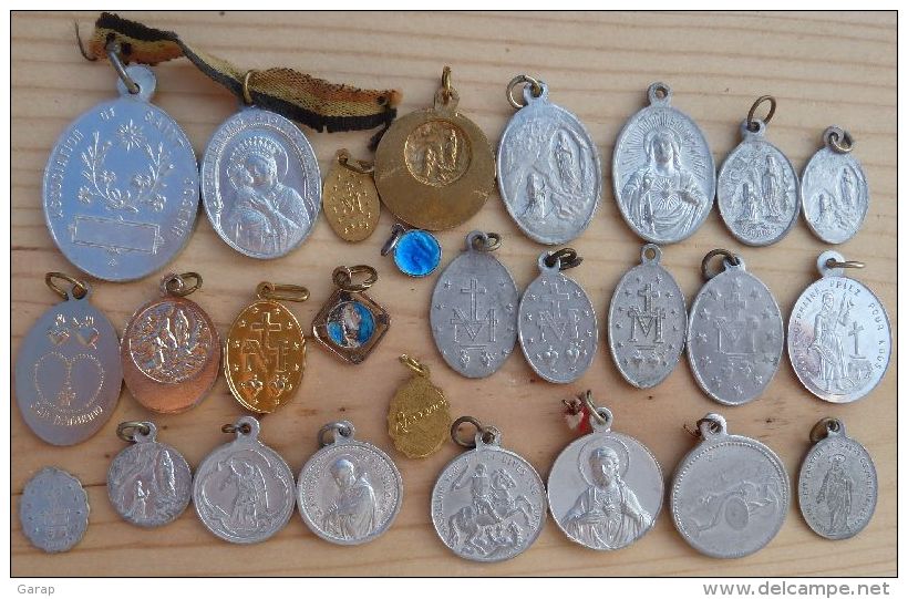 Med-88	Lot De 27 Médailles Religieuses La Majorité En Alu - Religione & Esoterismo