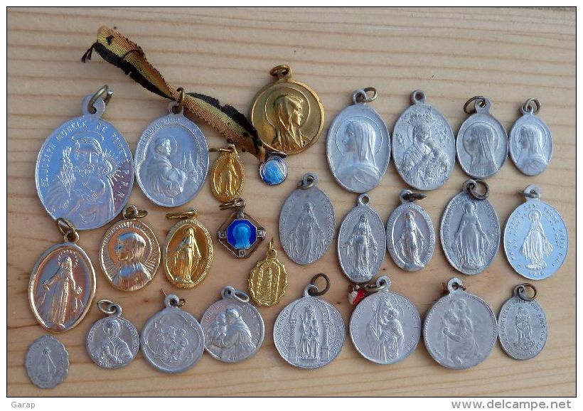 Med-88	Lot De 27 Médailles Religieuses La Majorité En Alu - Religione & Esoterismo