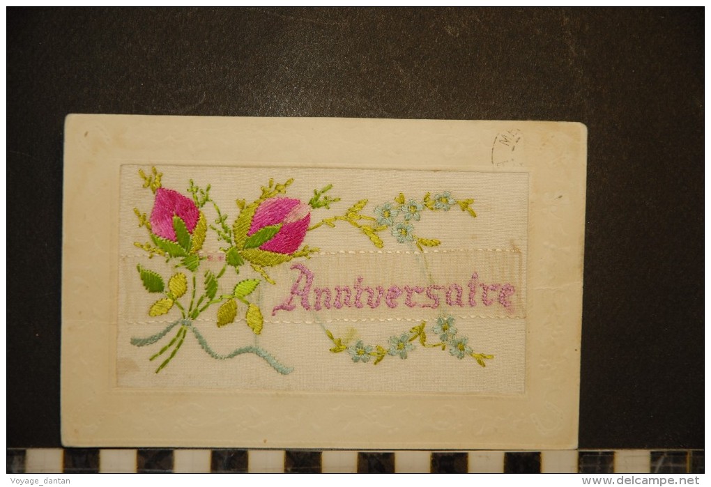 CP, Carte A Systeme, Carte Brodée Carte Gauffrée Anniversaire Et Fleurs - Brodées