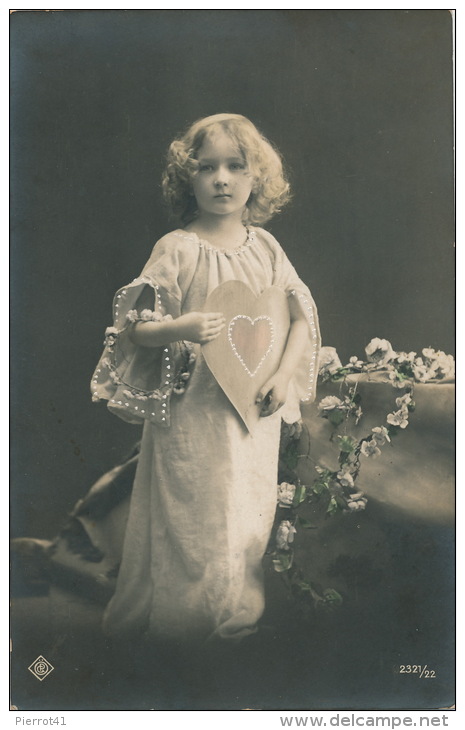 ENFANTS -  LITTLE GIRL - MAEDCHEN - Jolie Carte Fantaisie Portrait Fillette Et Coeur - Portraits