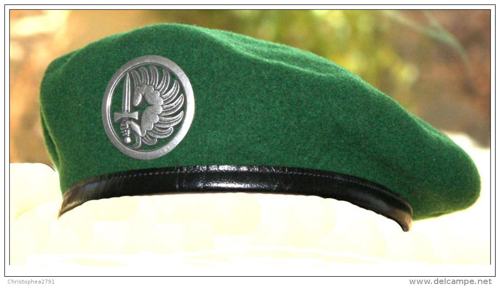 BERET VERT LEGION  ETRANGERE PARACHUTISTE DU 2° REP + INSIGNE NEUF TAILLE 59/60 FAB. FRANCAISE - Copricapi