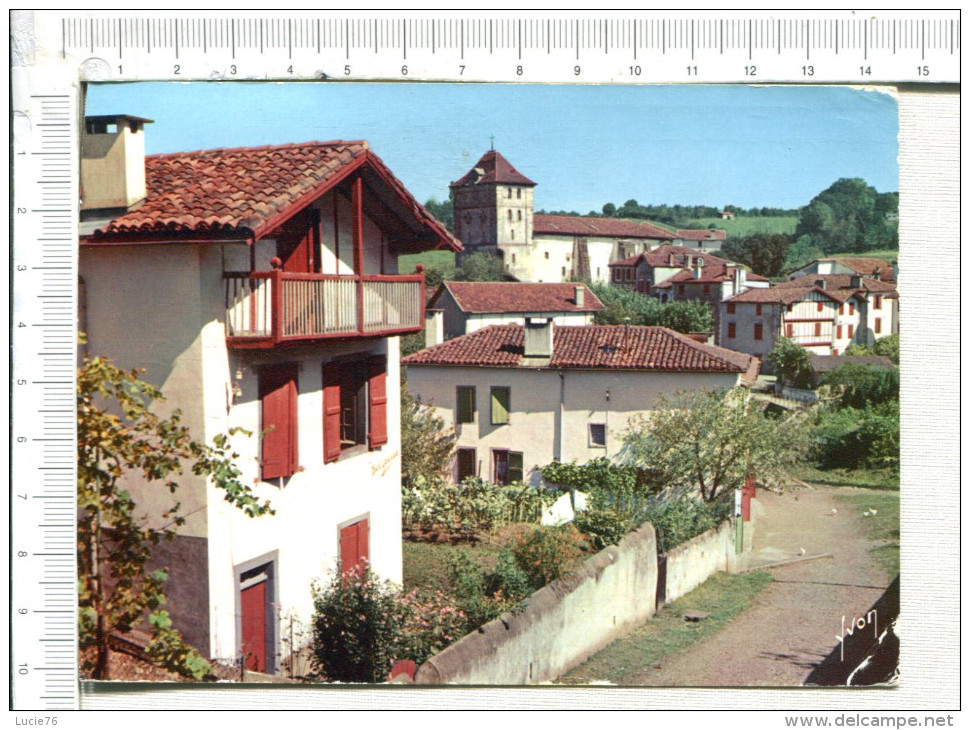 ESPELETTE  -   Ancien Bourg Féodal  Aux  Rues Tortueuses Et Aux Maisons Nettes Et Fleuries - Espelette