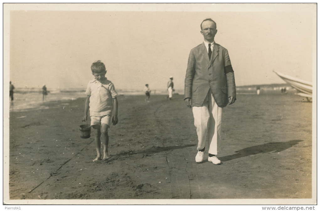 PAYS BAS - NOORDWIJK A/Zee - Belle Carte Photo Promeneurs En Bord En Mer - Noordwijk (aan Zee)