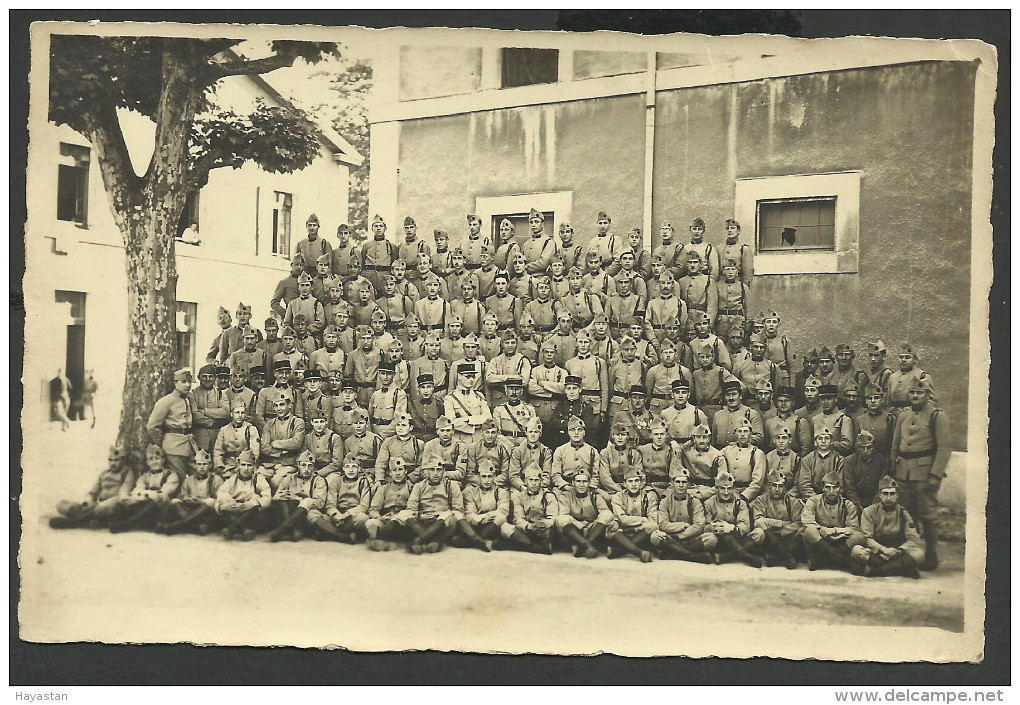 CARTE PHOTO  MILITAIRE -  GROUPE DE SOLDATS DANS UNE CASERNE - PHOTOGRAPHE J.PAIN A GRENOBLE - Casernes