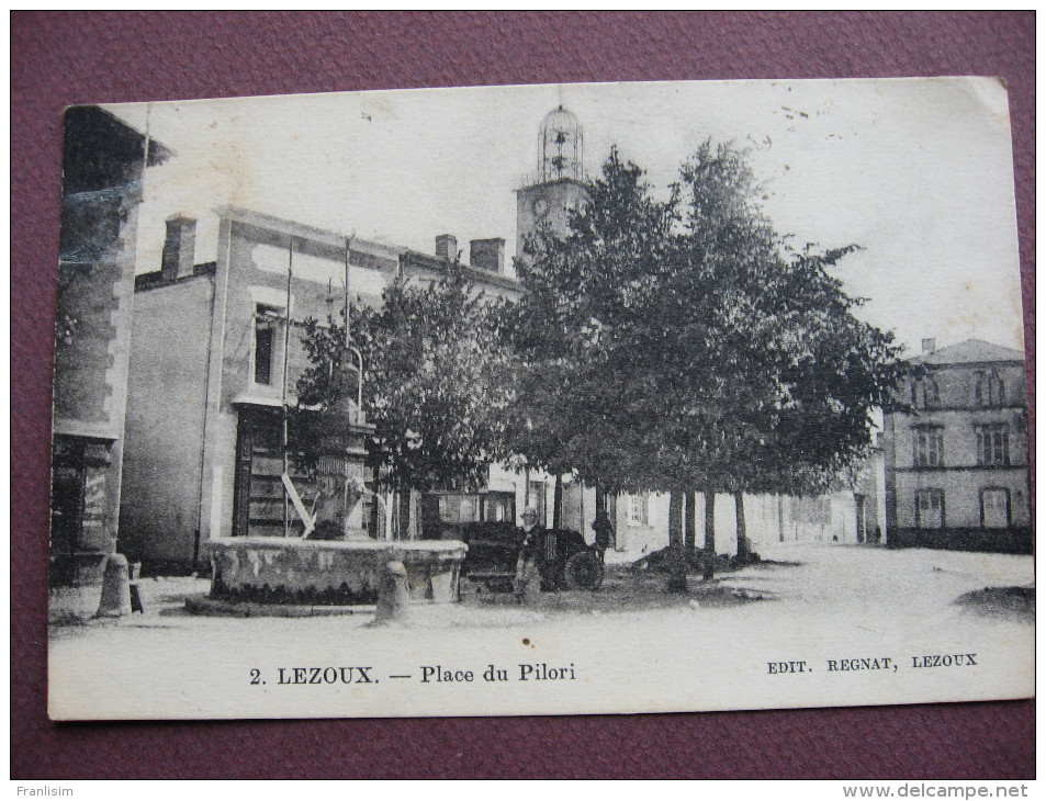 CPA 63 LEZOUX Place Du Pilori : Pendant La Guerre 1943 45 - Lezoux