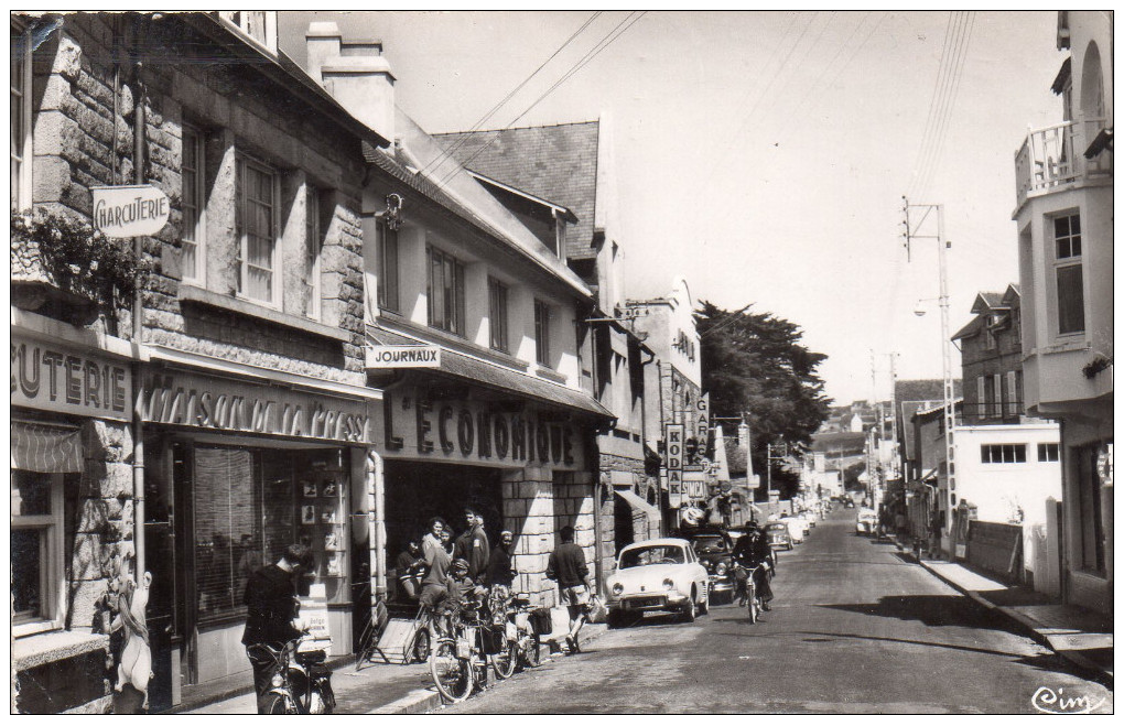 Cpsm  22  Erquy  , La Rue Foch Animee - Erquy