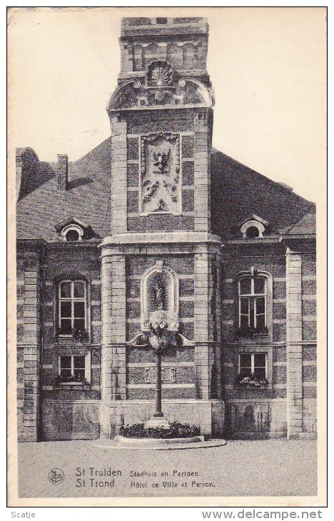 Sint-Truiden.  -  Stadhuis En Perroen - Sint-Truiden