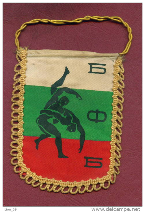 W9  / SPORT - BULGARIAN FEDERATION Wrestling Lutte Ringen  - 9.5  X 11.5 Cm. Wimpel Fanion Flag Bulgaria Bulgarie - Autres & Non Classés