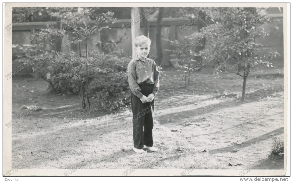 REAL PHOTO, Boy In The Yard Old Photo ORIGINAL - Ritratti