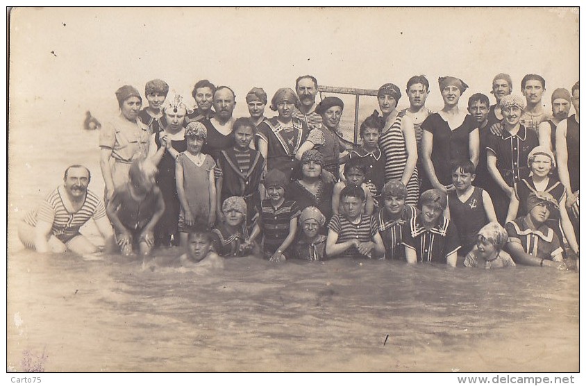 Enfants Et Familles - Carte-Photo - Bords De Mer - Mode Maillots De Bains - Grupo De Niños Y Familias