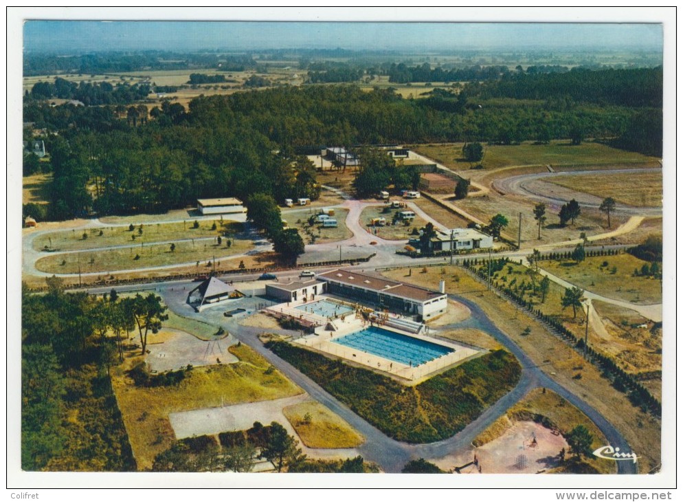 44 - Guéméné-Penfao        Vue Panoramique Aérienne   La Piscine Et Le Camping - Guémené-Penfao