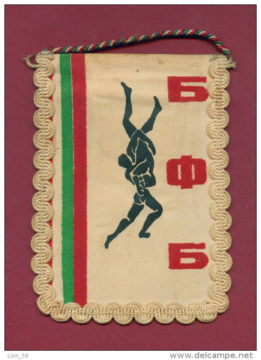 W35  / SPORT - BULGARIAN FEDERATION Wrestling Lutte Ringen  - 8.5  X 12 Cm. Wimpel Fanion Flag Bulgaria Bulgarie - Autres & Non Classés
