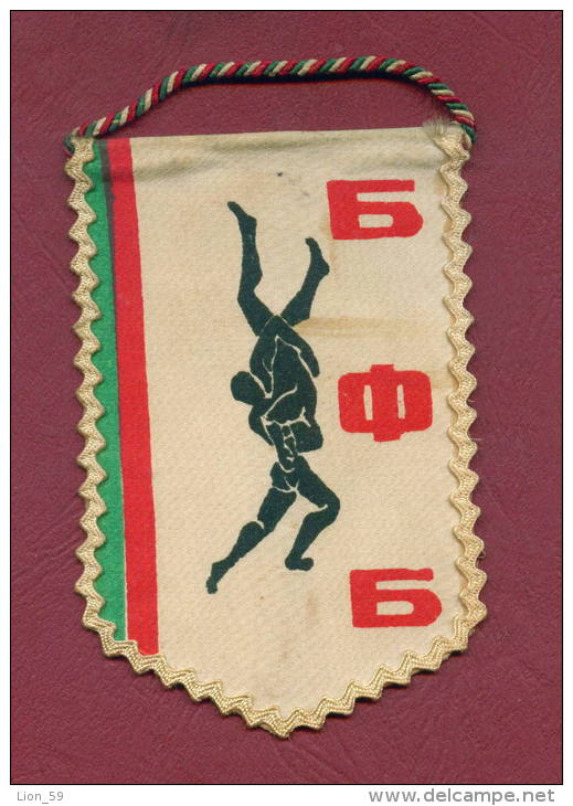W45 / SPORT - BULGARIAN FEDERATION Wrestling Lutte Ringen  - 7.5  X 11.5 Cm. Wimpel Fanion Flag Bulgaria Bulgarie - Autres & Non Classés