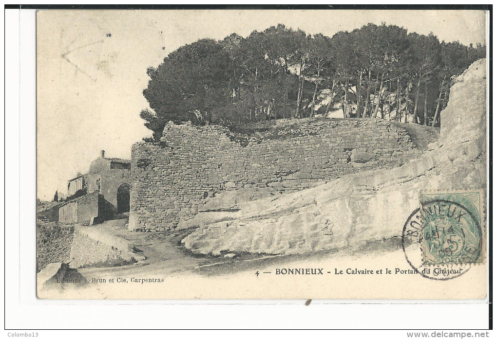 84  BONNIEUX LE CALVAIRE ET LE PORTAIL DU CHATEAU - Bonnieux