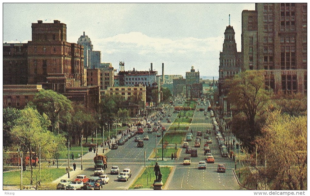 University Avenue Looking South.  Toronto - Ontario - Canada    S-1315 - Thousand Islands