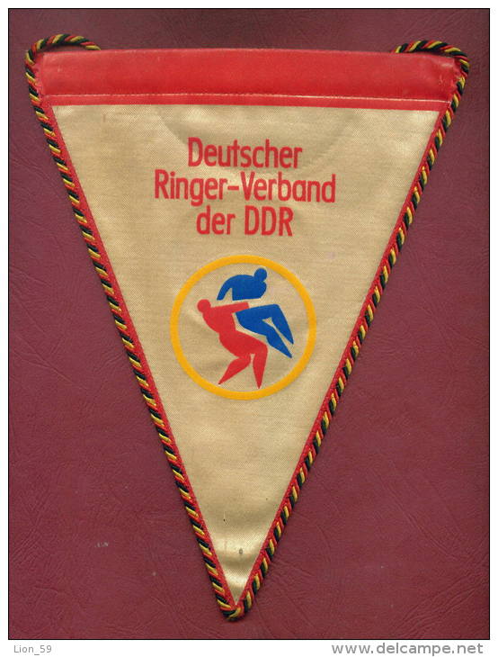 W79 / SPORT -DEUTSCHER RINGER VERBAND DER DDR Wrestling Lutte Ringen 18 X 23 Cm. Wimpel Fanion Flag  Germany Deutschland - Autres & Non Classés