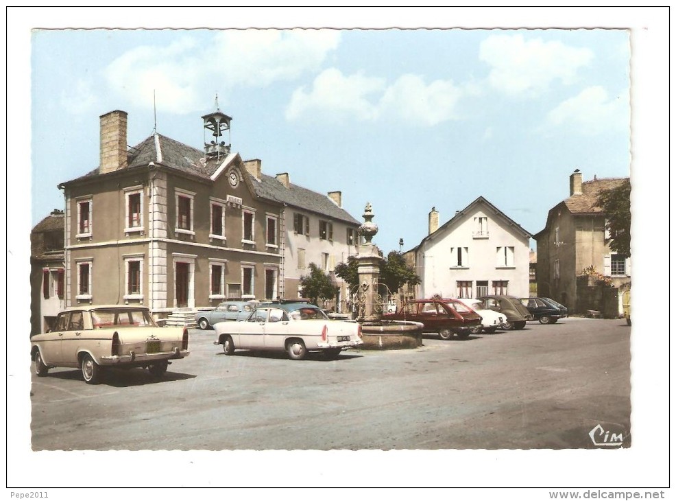 CPA : 48 - Aumont Aubrac : Place De La Mairie : Bâtiments - Maisons -  Fontaine - Voitures Années 1960 / 70 - Aumont Aubrac