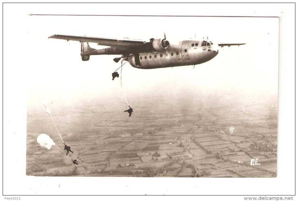 Photo  : Parachutistes Sautant D'un Avion Transat 341 0  ( ? )  13,8 Cm / 8,8 Cm Environ - Parachutespringen