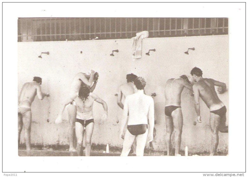 Carte Publicitaire : Le Decor´hommes Exposition C T.Mello - 75 - Paris : Photo D´hommes Prenant Une Douche - Autres & Non Classés